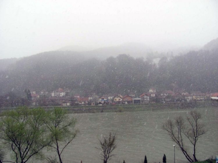 Snijeg jutros zabijelio Zvornik (FOTO)