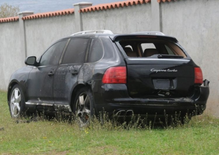 Zapaljeni automobili u dvorištu kuće   