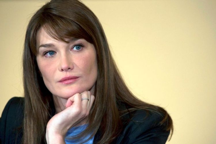 Karla Bruni voli da se prerušena vozi metroom