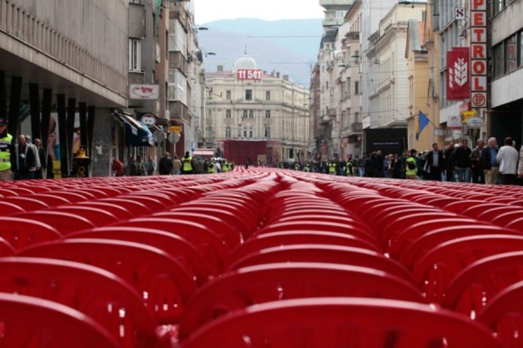 Sarajevska crvena linija: Odata počast stradalim Sarajlijama (FOTO)