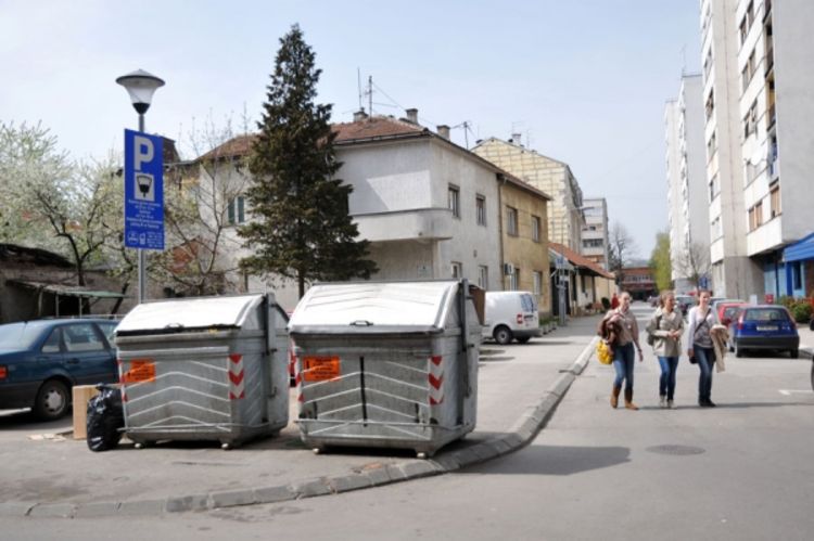 Kontejneri zauzeli trotoar