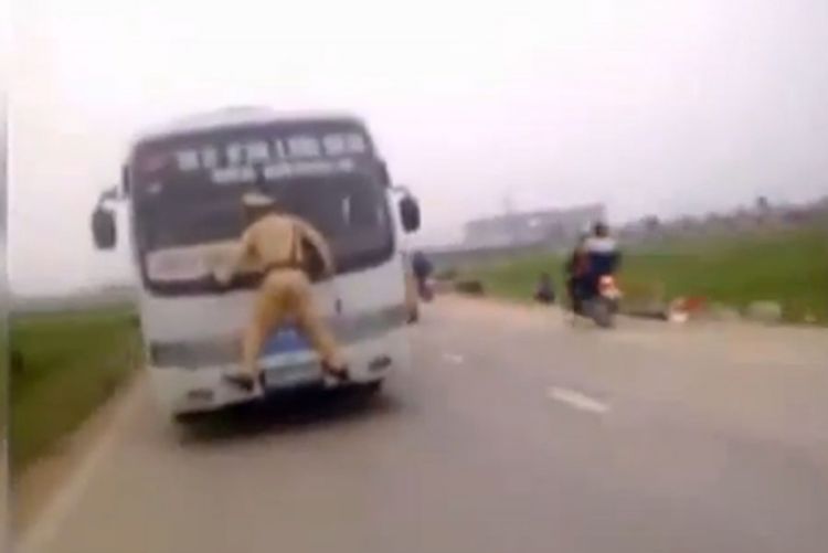 Vozač autobusa na šajbi provozao policajca
