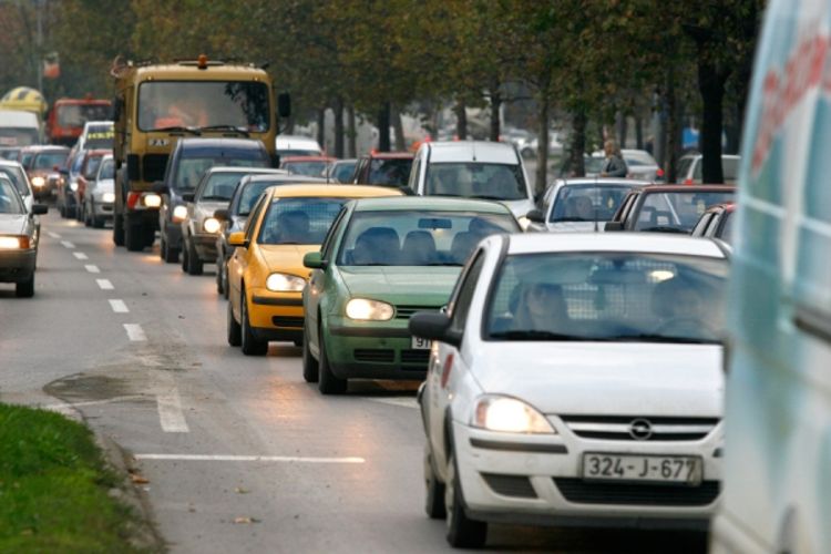 Voze bez naočara iako ne vide dobro
