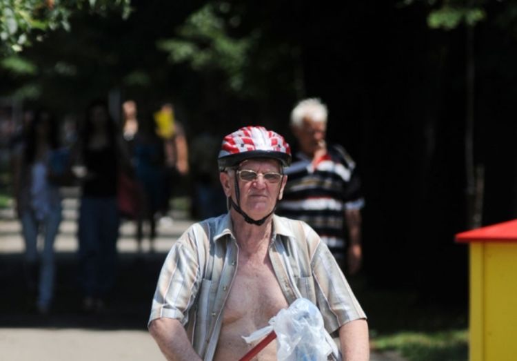 Biciklisti skidaju kacige s glave
