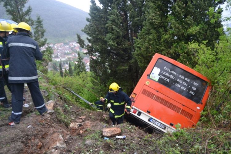 Stabla zaustavila autobus da ne sleti u provaliju