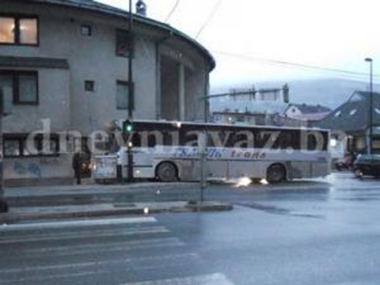 Autobusom punim đaka udario u zid zgrade