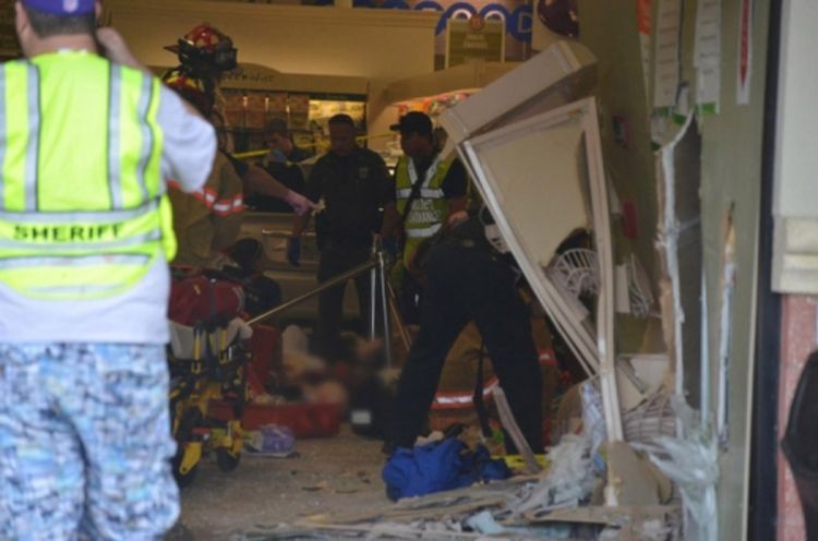 Baka uletjela autom u supermarket, povrijeđeno 10 osoba