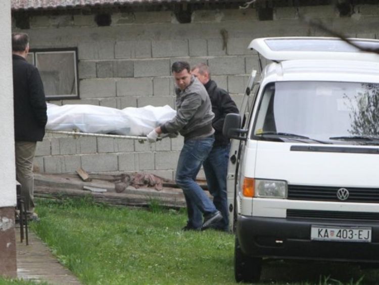 Starca zavezali za ogradu i posuli jugoslovenskim dinarima