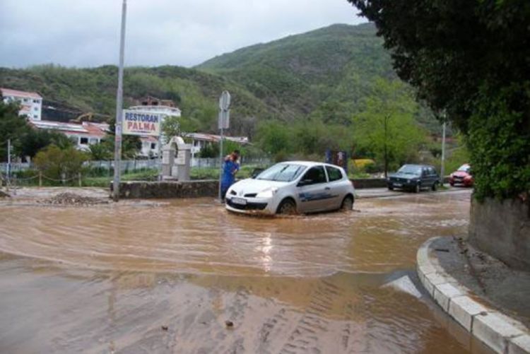 Nevrijeme paralisalo Budvu