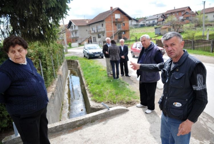 Banjalučko naselje Petrićevac: I fekalije izbijaju na put