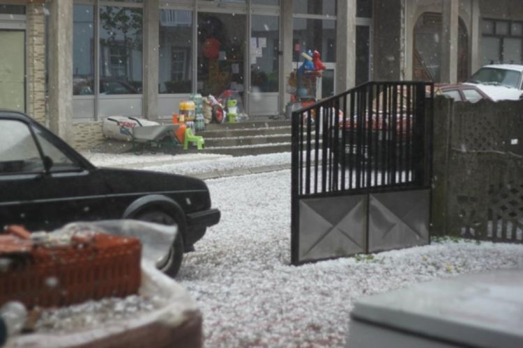 Olujno nevrijeme nanijelo štetu u nekoliko bh. opština: Stradali krovovi, stabla i usjevi