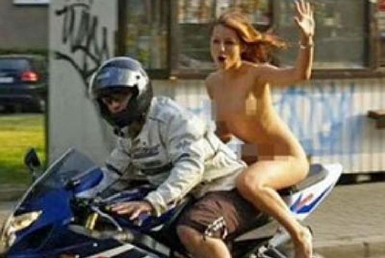 Vozila se gola na motoru, a dobila kaznu za nenošenje kacige
