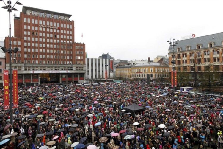 Protest u Oslu: 40.000 ljudi pjevalo pjesmu koju Brejvik mrzi