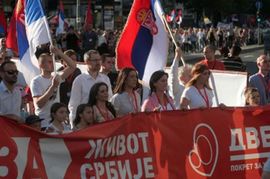 Pristalice pokreta Dveri protestuju vičući: Lopovi, lopovi