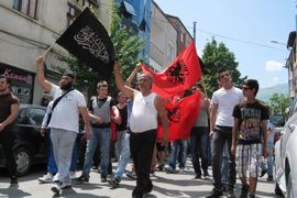 Protest Albanaca u Skoplju, razbijeni prozori na Vladi