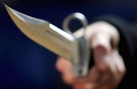 Policijski službenik nožem ubo ženu u stomak