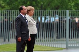 Angela Merkel vodila neiskusnog Olanda po crvenom tepihu