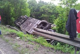 Autobus sletio s puta, troje povrijeđenih