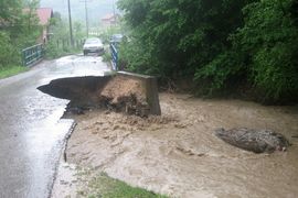 Voda rušila kuće i mostove