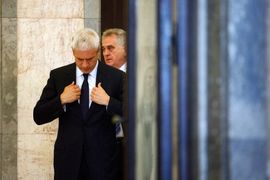Nikolić se seli, Tadić ostaje na istoj adresi