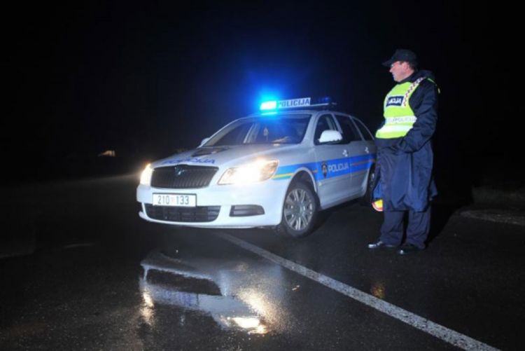 Goli u kafiću napali mladića