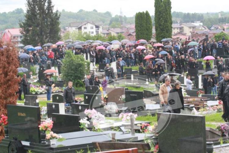 Bol i tuga u Kozarskoj Dubici: Sahranjen Srđan Došen