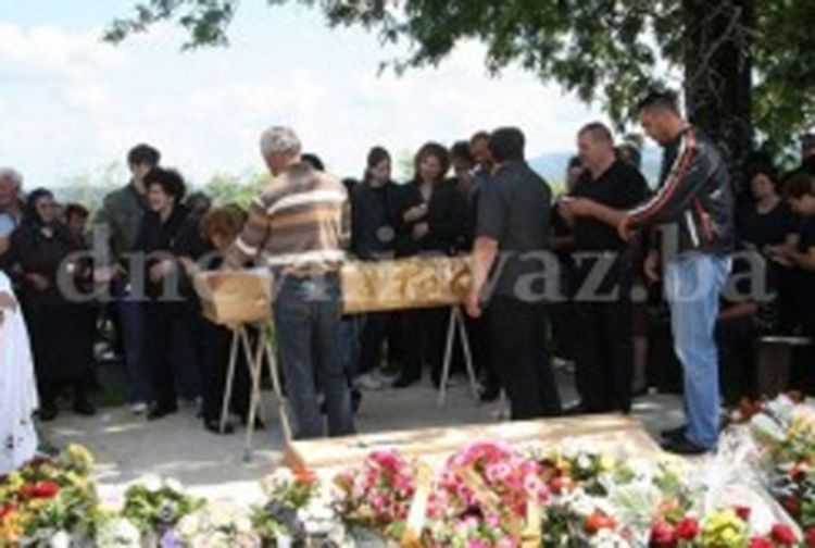 Rodbina Milene Došen na sahrani poručila: Nismo sahranili monstruma nego teško bolesnu osobu