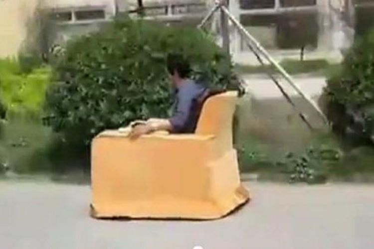 Pogledajte fotelju u kojoj se vozi po ulici