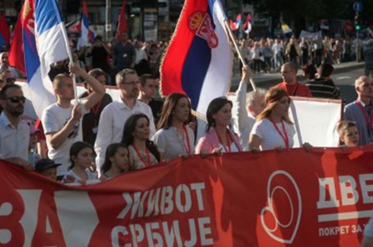 Pristalice pokreta Dveri protestuju vičući: Lopovi, lopovi