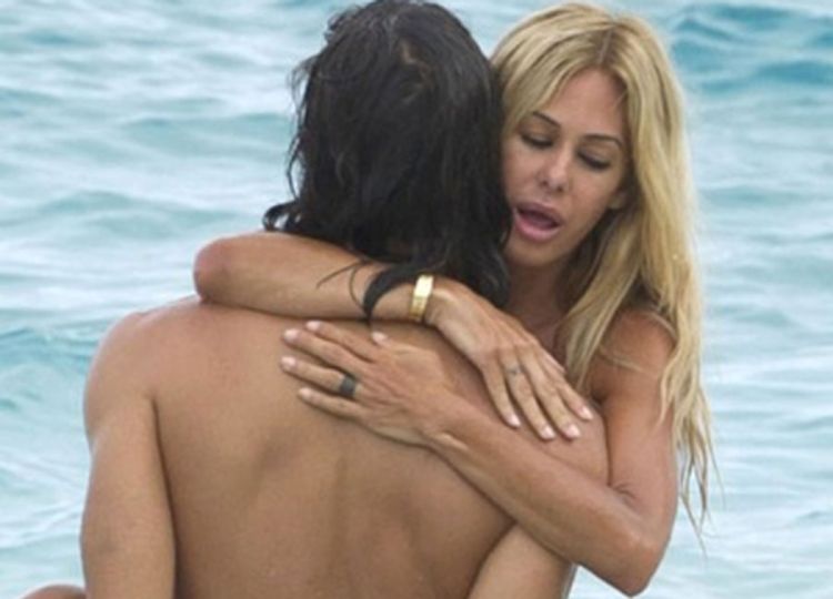 Playboyeva zečica se seksala na plaži: Znala je da je snimaju (+18)