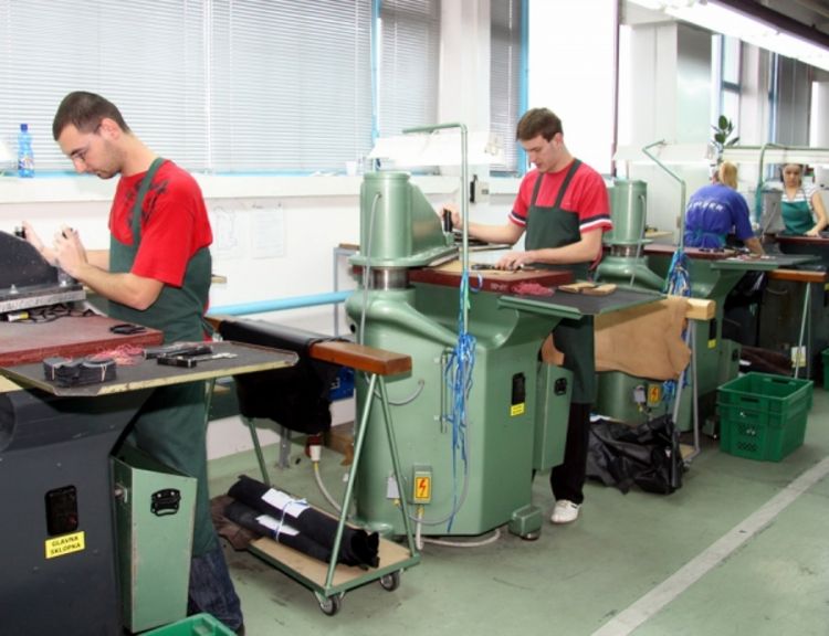Poslodavci smanjili zarade većini zaposlenih u RS