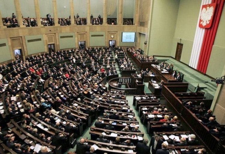 Gnjevni radnici nisu puštali poslanike da izađu iz zgrade