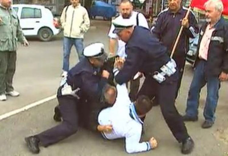 Pogledajte: Tuča na protestu naprednjaka