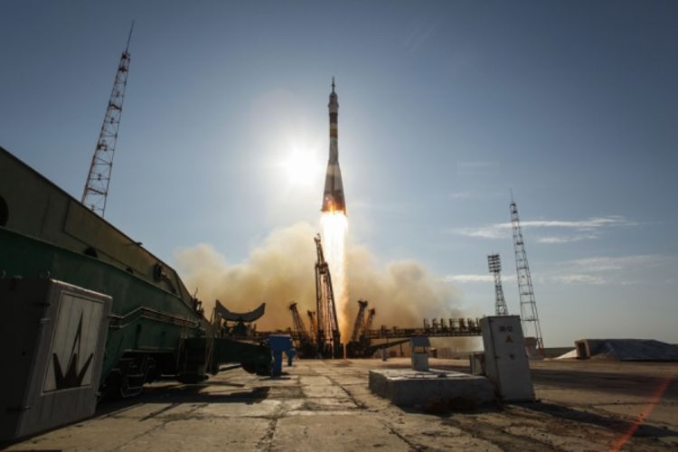 Sojuz lansiran prema MSS, astronauti u svemiru gledaju OI