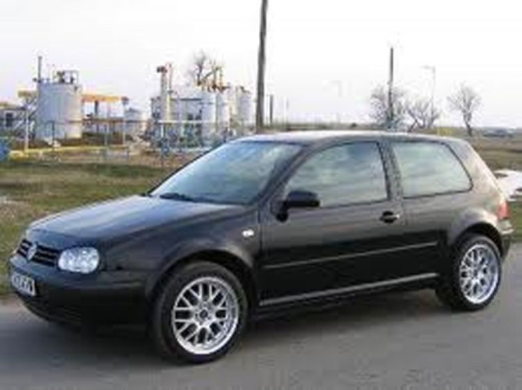 Ukraden golf sa parkinga u Brodu