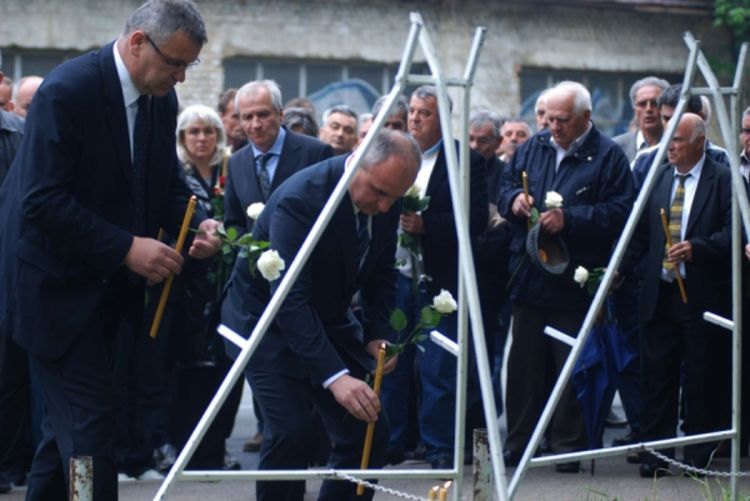 Bijele ruže i svijeće za žrtve