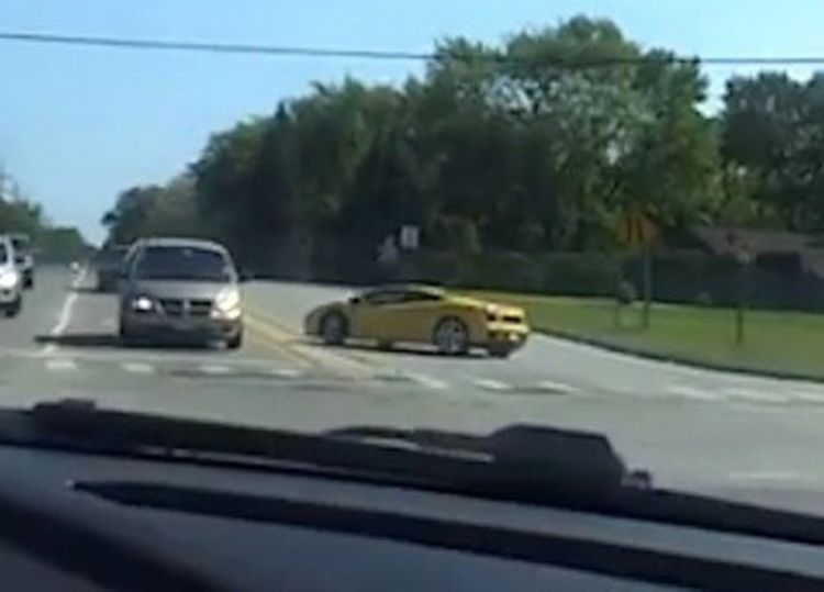 Izgubio živce na semaforu pa slupao lamborgini galjardo
