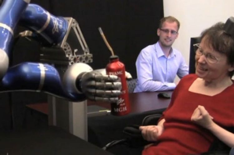 Paralizovana žena mislima pokretala robotsku ruku