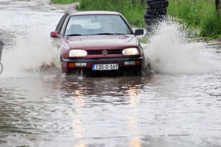 Pogledajte fotografije poplave u Banjaluci: Sa automobila spadale tablice i branici  