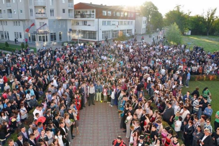 Zlatni privjesci za 149 maturanata