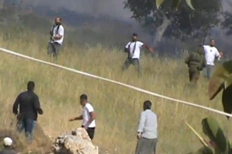 Izraelski vojnici mirno posmatrali kako naseljenici pucaju po Palestincima