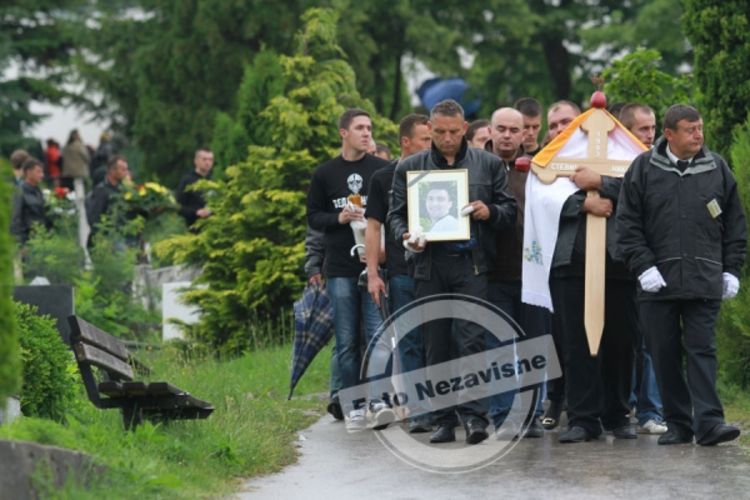 Sahranjen Nikola Stević: Rijeka suza za mladog padobranca