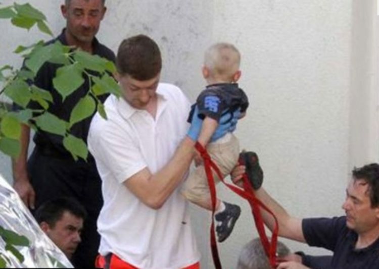 Dječak (1) upao u cijev pa se zaglavio, izvukli ga vatrogasci