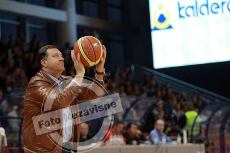 Dodik isprobao nišanske sprave: Pogledajte kako šutira na koš