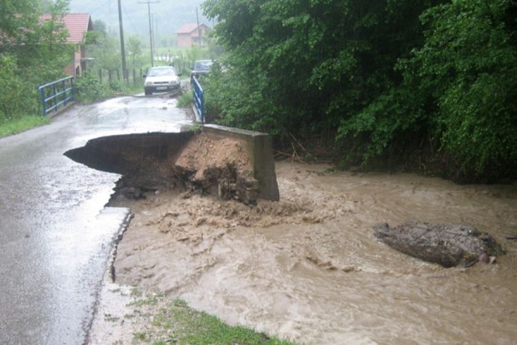Voda rušila kuće i mostove