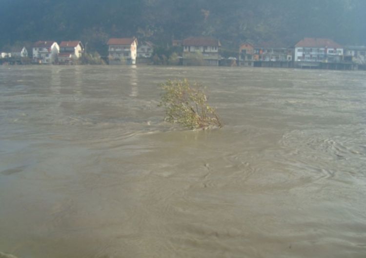 Drina stagnira, korito puno