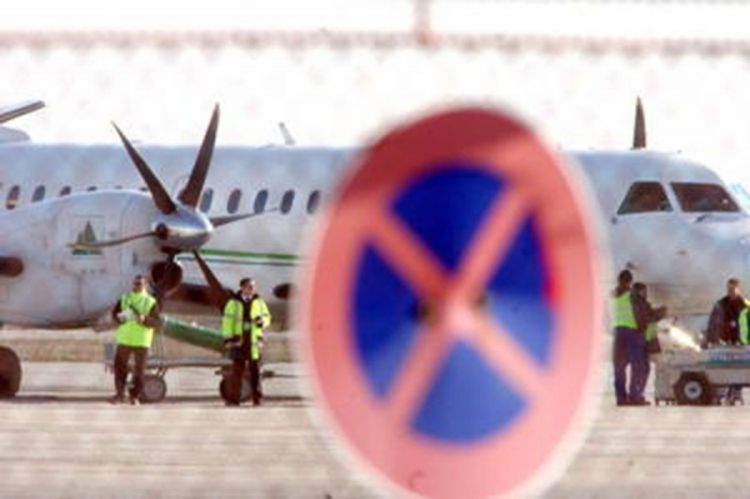 Avion se zapalio na pisti, putnici iskakali