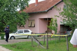 Pucali popu u glavu
