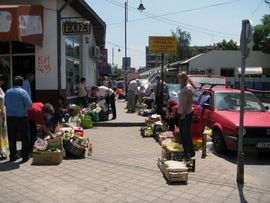 Besplatni stolovi za ulične prodavce u Bijeljini
