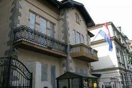 Bačen kamen na hrvatsku ambasadu u Beogradu